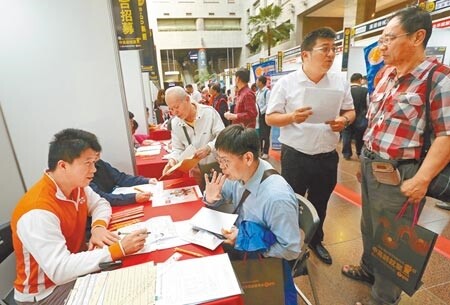 「中高齡者與高齡者就業促進法」沒有其他配套措施、內容也多是現行獎勵計畫，讓業界和民眾大嘆專法吸引力不足。（中時資料照片）