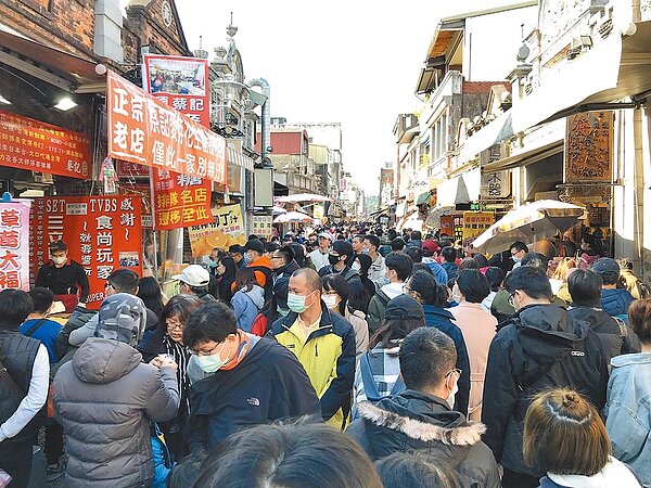元旦連假第二天,大溪老街上擠滿人,讓桃園市設置的觀光景區舒適度燈號亮起紅燈。(黃婉婷攝)