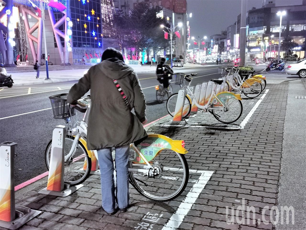 嘉義市近期騎Youbike很夯，市府證實免費政策是針對個別車輛，只要租借Youbike 30分鐘內還車，再租車30分鐘還是免費。記者卜敏正／攝影