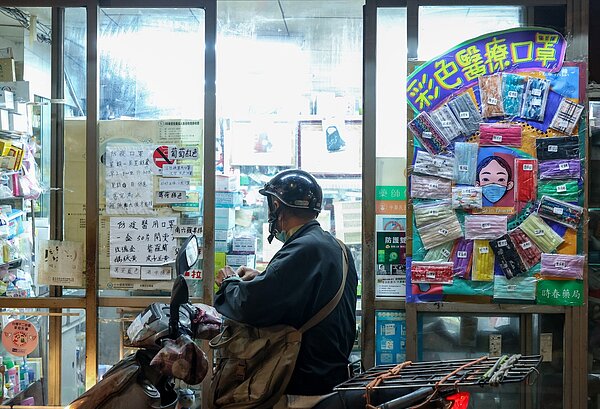 新冠肺炎疫情已蔓延一年,病毒改變民眾生活方式,藥局販賣的口罩花樣也愈來愈多元。記者曾原信/攝影