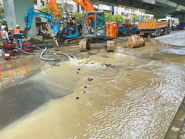 新北市板橋區民生路一段1日晚間11時許傳出自來水管線破裂漏水，自來水公司緊急搶修。（新北市工務局提供／葉書宏新北傳真）