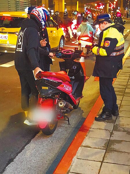 根據新北市交通大隊統計,2020年交通違規開單件數達272萬9815件。(示意圖,中和警分局提供/葉書宏新北傳真)