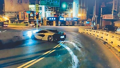 一名23歲的台裔美籍男大生，駕駛千萬超跑「麥拉倫570S」載女友夜遊，行經台南市東門圓環時，因不熟悉路況，自撞一旁護欄，雖2人毫髮無傷，但車頭全毀、多處零件受損。圖／讀者提供