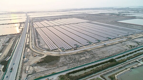 太陽光電板徹底改變南台灣地貌，圖為台電在台六十一線台南七股段鹽灘興建的光電田。圖／晁瑞光提供