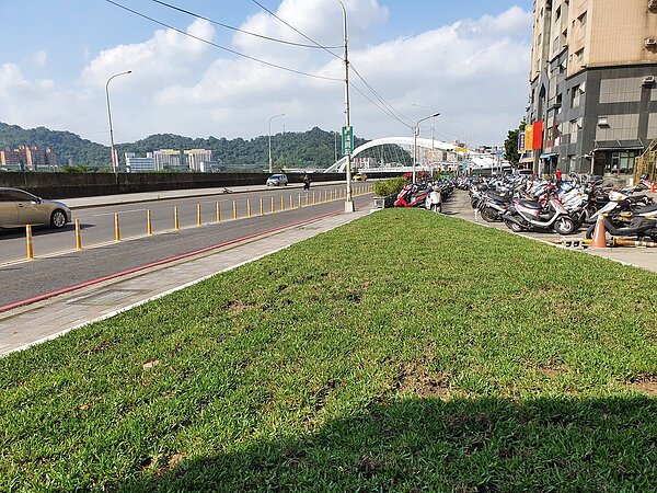 新店區中央三街西北側面積約33坪的國有住宅區土地長期遭占用,圖為綠美化後現況。圖/新北市城鄉局提供