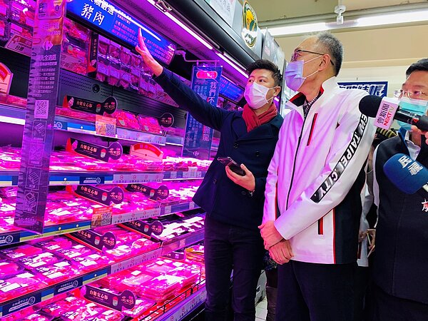 新北市副市長謝政達率市府團隊前往中和景平路家樂福查訪豬肉標示情形。圖/新北市經發局提供