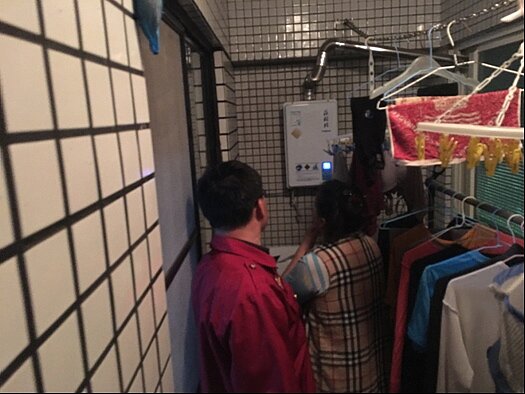 瓦斯熱水器裝置於通風不良的陽台,應使用強制排氣型或遷移至通風良好位置。圖/台中市消防局提供