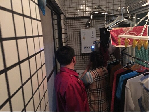 瓦斯熱水器裝置於通風不良的陽台,應使用強制排氣型或遷移至通風良好位置。圖/台中市消防局提供