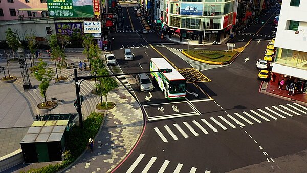 新竹市府交通處啟動市中心1平方公里、42處路口的纜線地下化工程,歷經一年工期,今宣布42處重要幹道路口、共計4萬8千平方公尺的纜線地下化工程正式完工。圖/新竹市政府提供