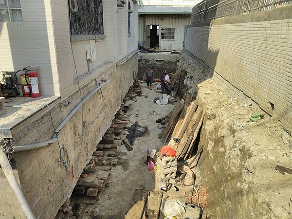 台中市大里區西湖路一處民宅部分土地恰好位在74號道路開闢草湖匝道的用地上,經過市議員蘇柏興和地方人士協調,林姓女屋主同意把房屋主體往右挪移3公尺,促成匝道工程順利進行,目前準備工作已就緒。圖/蘇柏興提供