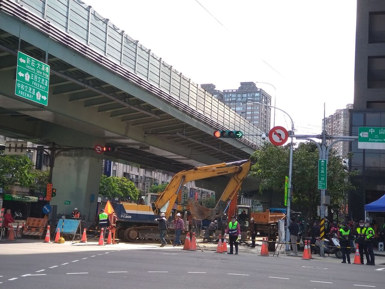 新北市板橋區民生、中山路口地下自來水管2日突然破裂。