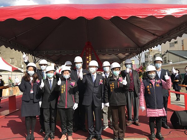 苗栗縣第一件都市更新案最近終於動工,營建署都市更新組組長王武聰等人到場見證。圖/苗栗縣政府提供