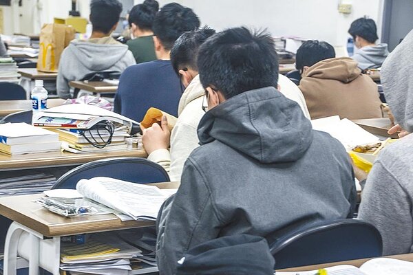 考生埋頭苦讀準備明年1月22日、23日的學測，之後據此成績參加大學「個人申請」招生。（得勝者文教提供／林志成台北傳真）