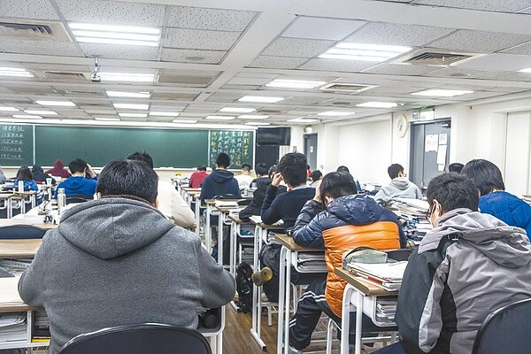 110學年大學「個人申請」有9個醫學系提供71個公費生招生名額,他們將是第一批畢業後要到偏鄉或離島服務10年的族群。圖為示意圖。(得勝者文教提供/林志成台北傳真)