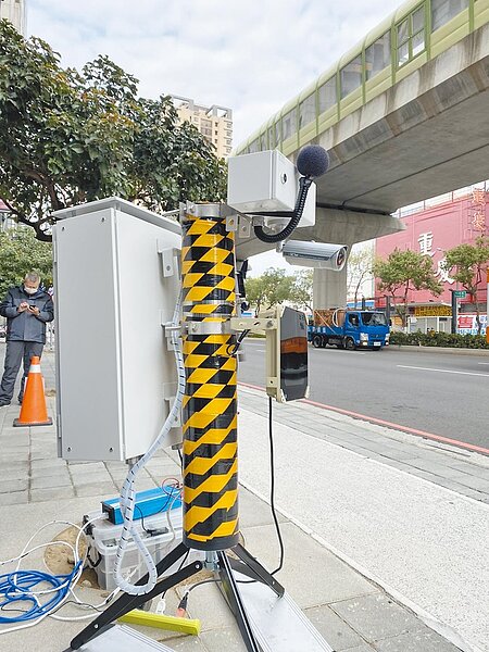 配合環保署修法針對行駛中高噪音車輛超標可直接開罰,台中市已引進移動式聲音照相設備協助執法。(環保局提供/林欣儀台中傳真)