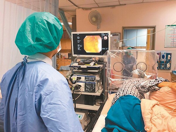 防疫期間,就診人次銳減,許多病人未能定期回診受檢,腸胃科醫師擔心,未來大腸癌死亡人數恐明顯增加。本報資料照片