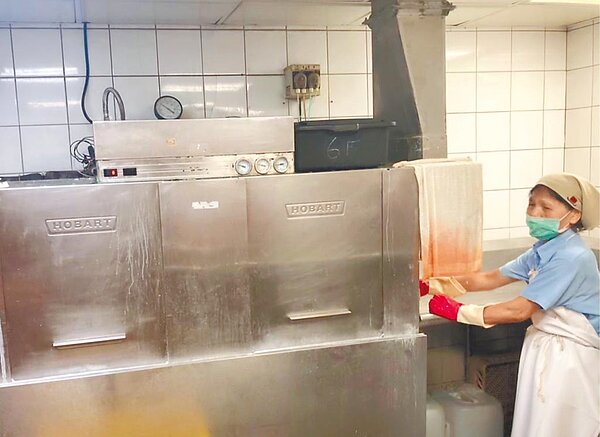 69歲楊趙玉琴在高雄寒軒國際大飯店退休後再回聘,主因是不想成為孩子負擔。(寒軒提供/柯宗緯高雄傳真)