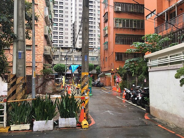 永和區仁愛路52巷瓶頸道路目前已打通。圖/新北市工務局提供