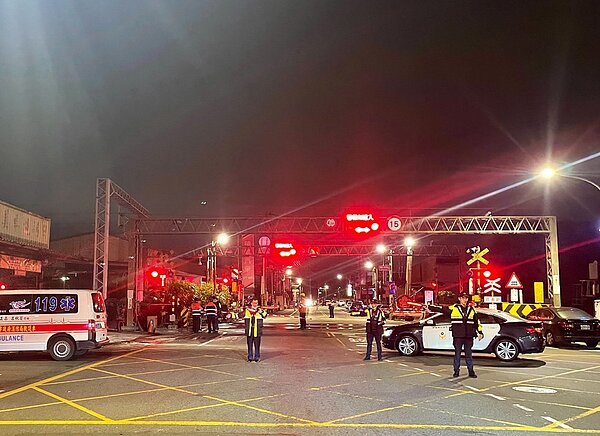 桃園市78歲男子疑因穿越國際路一段平交道,遭1272次新竹開往基隆區間車撞死,台鐵南北一度雙線不通,目前恢復雙向通行。記者曾增勳/翻攝