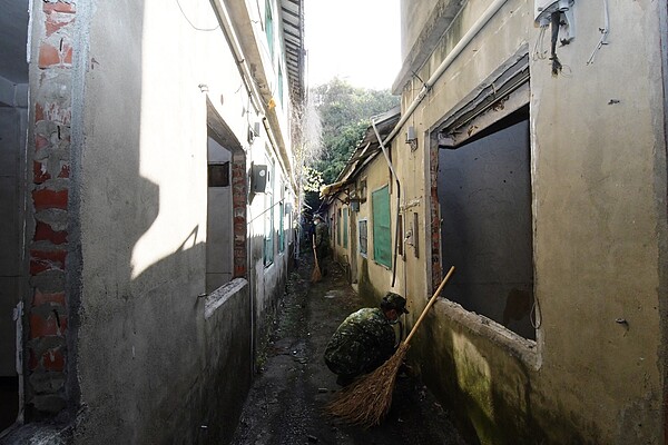 彰化中興莊現況,國軍清掃。圖/彰化縣政府提供