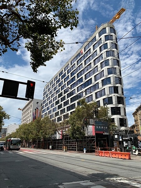 大陸建設在美國舊金山市中心,推出住宅飯店複合建案「尚芮公寓SERIF」。照片大陸建設提供