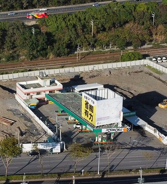 烏日一個建案匯集了加油站、鐵路、國道等嫌惡設施於一身,讓網友稱奇。圖/取自PTT