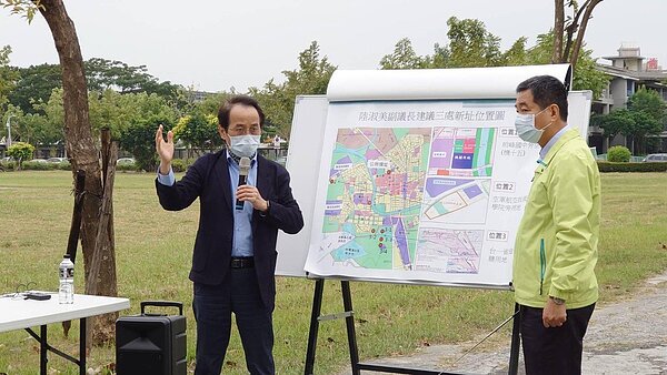 高雄市副市長林欽榮(左)說,期盼嶄新的岡山綜合行政中心,不只是民眾洽公、提供便民服務好所在,也是岡山新地標,未來捷運岡山路竹延伸線通車後,也能成為引領岡山區域發展的重要引擎。圖/高雄市政府提供