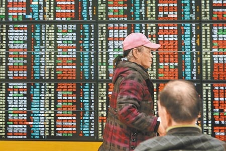 台北股市4日開低走高，收盤漲169點，為14902點，漲幅1.15％，成交金額新台幣3457億元。（鄧博仁攝）