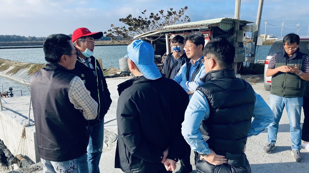 漁民向嘉義縣政府農業處長許彰敏(中)說明這次寒害影響。記者莊祖銘/攝影