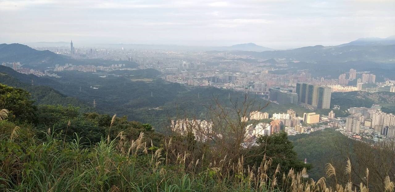 站在新北市汐止區大尖山的觀景台，汐止街景近在眼前，台北盆地也盡收眼底。記者邱瑞杰／攝影