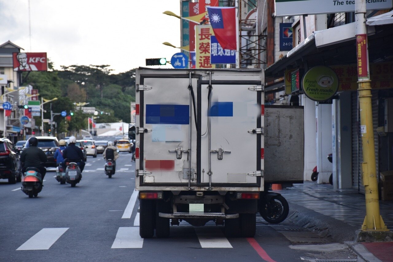 由於沒有臨停卸貨區,花蓮市中山、中正路口時常有貨車臨停紅線卸貨。記者王思慧/攝影