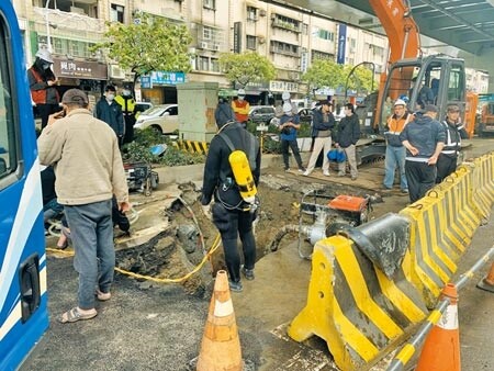 板橋民生路、中山路口地下自來水管破裂，4日出動潛水夫全面檢查管線。（王揚傑攝）