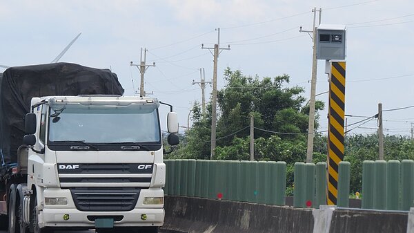 台61線西濱快速公路97.55公里苗栗縣後龍鎮大山路段，測速照相固定桿去年蟬連取締違規超速桿王。圖／本報資料照片