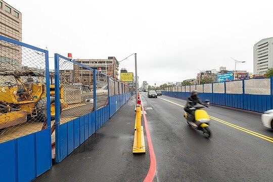 中豐路機捷工程進度順利，雙向各拆除一處圍籬空出一個車道。圖／桃園市新聞處提供