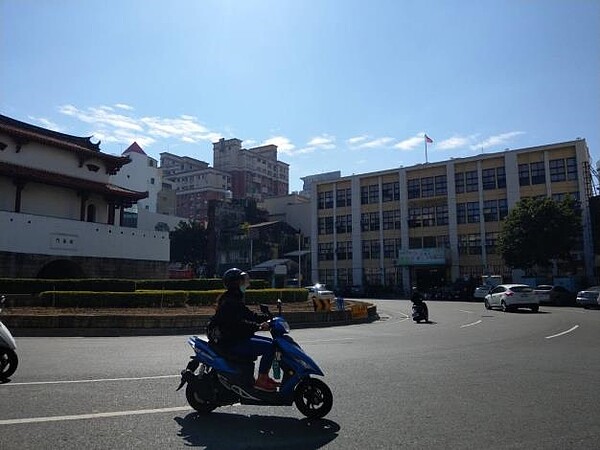 東區東門城圓環是台南目前少數保留原有繞行方式,仍未設置號誌加以管制的圓環之一。圖/台南市政府提供