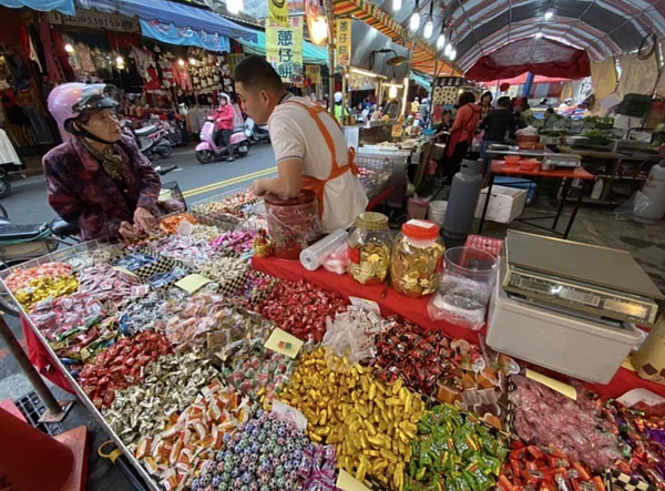 小糖果、小餅乾可豁免部分食品資訊標示。本報資料照片