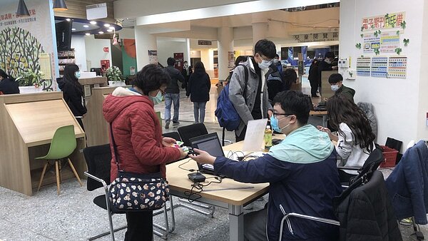 針對近日因「愛金卡」票證公司與驗票機設備廠商韌體未更新等技術問題,出現少數民眾誤遭扣款,交通局表示已要求廠商退款並補償。圖/台中市交通局提供