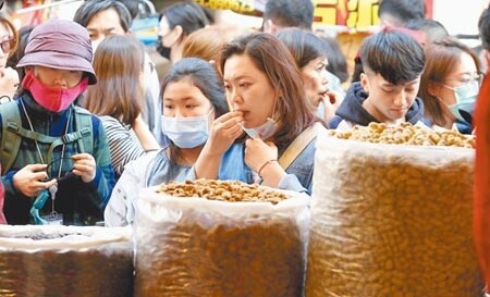 今年因為疫情關係，將在1月28日開跑的年貨大街不設置飲食攤位，攤商也不能提供試吃。圖／中時資料照