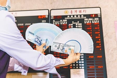 新台幣升勢凌厲,驚見「27字頭」,學者憂心,新台幣匯率太強會影響企業獲利,一連串的連鎖反應、互相牽制,對經濟恐怕有「副作用」,今年將逐步「顯現」,甚至衝擊今年經濟成長率的表現。(郭吉銓攝)