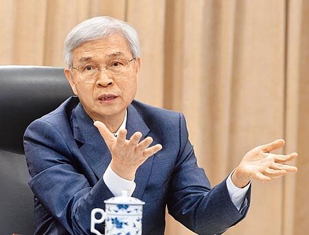 開紅盤隔天,匯市隨即上演衝關戲碼,開盤後不到1個小時,新台幣就見27字頭,隨後中央銀行迅速反擊,長達1個小時之內「無限量買美元」,刻意讓匯價釘在28元。圖為央行總裁楊金龍。(本報資料照片)