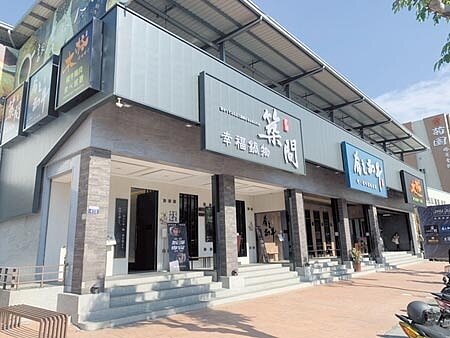 築間餐飲集團在大里區德芳南路商圈，一口氣開設3個餐飲品牌。圖∕曾麗芳