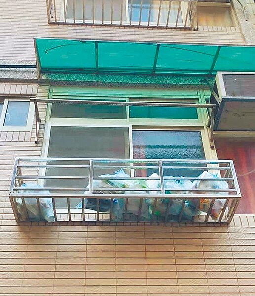 居家檢疫民眾把垃圾堆放在花台，任其廢水往樓下滴，實在有夠恐怖。圖／台中市議員林祈烽服務處提供