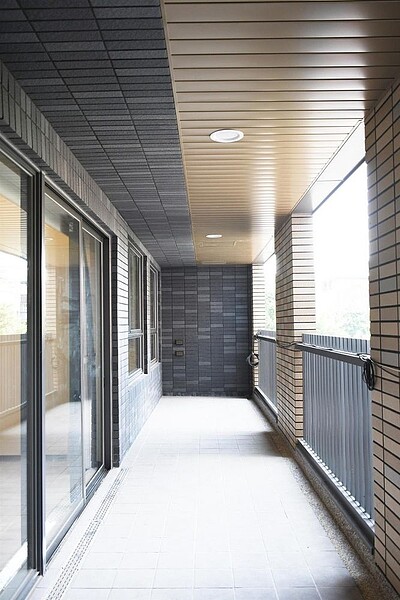 北市社宅擬評數下修、陽台及走道大小也會縮水,未來將不會出現巨無霸陽台。圖/北市都發局提供