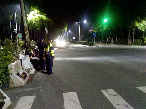 警方會勘台一線與新中路口。圖/內埔警分局提供