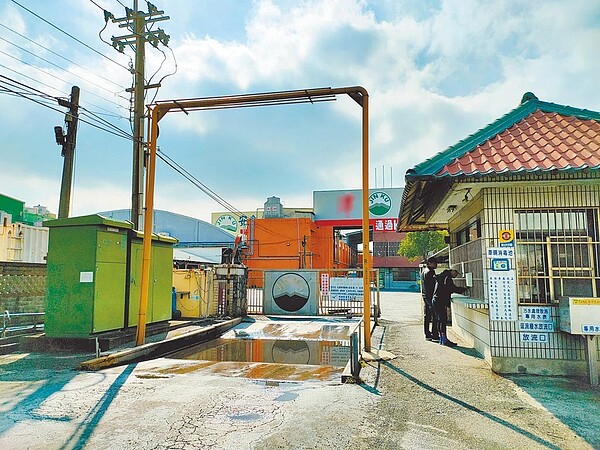 5日清晨彰化一家食品加工廠,廠內黃姓作業員與同事維修貨梯時,疑操作不當貨梯突啟動,讓趴在電梯井內的黃姓作業員,頭顱當場遭夾斷慘死。(民眾提供/吳建輝彰化傳真)