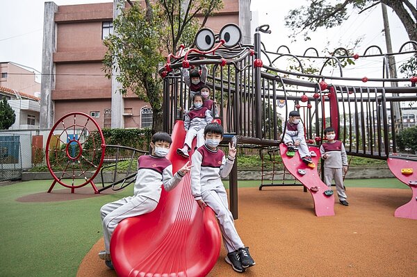 竹市龍山國小打造「一條龍」創意遊具,邀孩子化身「體能王」挑戰。圖/新竹市教育處提供