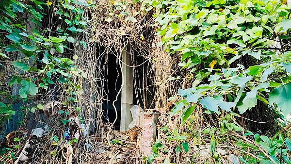 新竹竹東一處廢墟裡竟藏有民宅。圖/取自議員張益生臉書