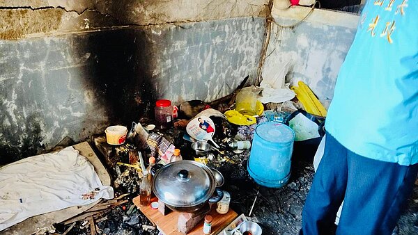 廢墟民宅裡擺設髒亂,當初因為住戶煮飯的白煙進而讓人察覺異狀。圖/取自議員張益生臉書