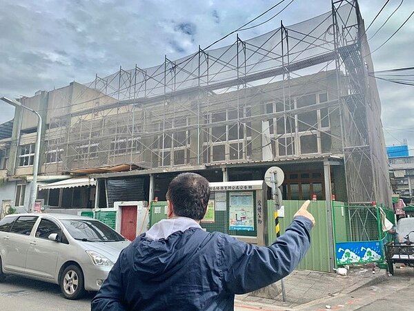 吳振明盼望在揚雅里展開全面都更。/攝自周希雯