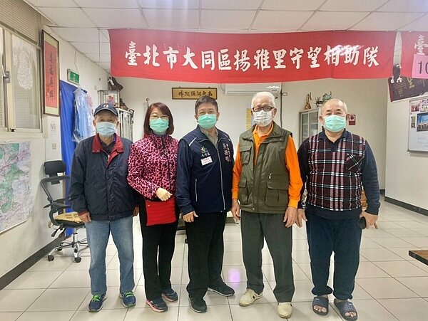 吳振明與里民相處相當融洽。/攝自周希雯